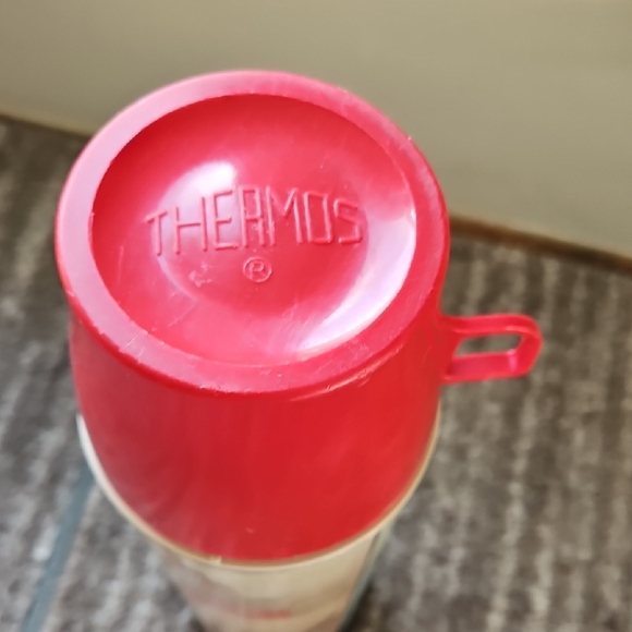Vintage Red Thermos with Bird Design - Picture 9 of 9